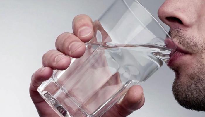 هذا ما يحدث للصائم إذا شرب كمية كبيرة من الماء على الإفطار