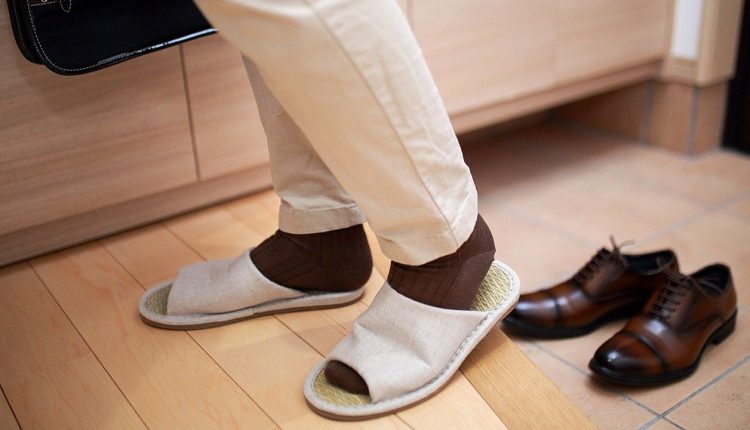خبراء: تخصيص أحذية للبيت وأخرى للخروج يحمي من متاعب صحية خطيرة