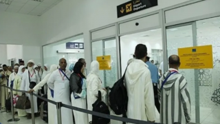 اعتصام بمطار النواصر..عشرات المعتمرين يتعرضون للنصب و المتورط يفر خارج المغرب