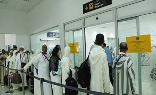 اعتصام بمطار النواصر..عشرات المعتمرين يتعرضون للنصب و المتورط يفر خارج المغرب