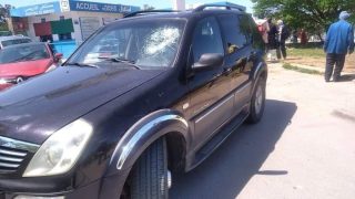 القنيطرة …مختل عقلي يزرع الرعب في صفوف السكان ، ويعرض سلامة السائقين للخطر