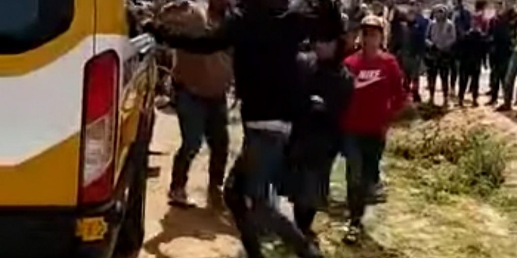 اعدادية بويا عمر منحرفون يعترضون سيارة للنقل المدرسي