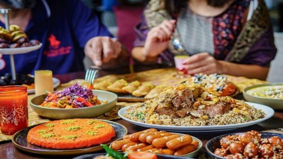 تصوير موائد “إفطار رمضان” بمواقع التواصل يجلب أضرارا نفسية واجتماعية