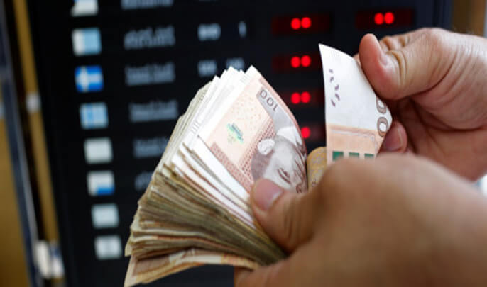 قيمة الدرهم تنخفض مقابل الأورو والدولار