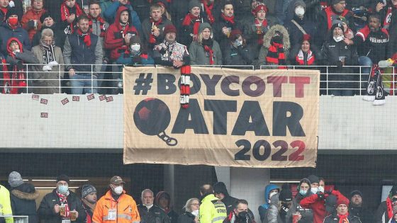 فرنسا تقاطع “بث” مباريات كأس العالم عبر شاشات عملاقة بمدنها احتجاجًا على الشروط “البيئية والاجتماعية” في قطر