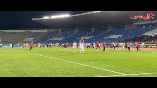 العميد يحيى جبران يحيي الجماهير الودادية بعد الانتصار على السوالم