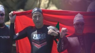 في سابقة من نوعها باشا مدينة طنجة يقطع جبل طارق سباحة في مسابقة شارك فيها 13 سباحا