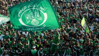 جماهير الرجاء الرياضي تستنجد بلاعبين سابقين للمساهمة في تخفيف الأزمة المالية